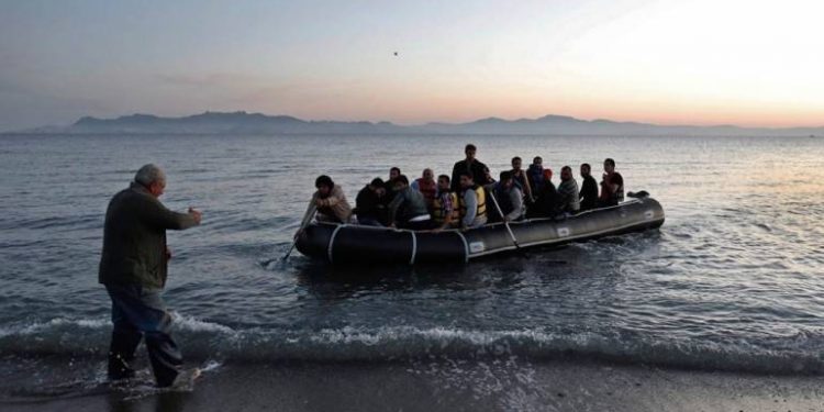 اليونان تتعهد بالتصدي لمهربي البشر من تركيا