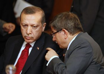 داوود أوغلو: أردوغان يعيش في عالم آخر!