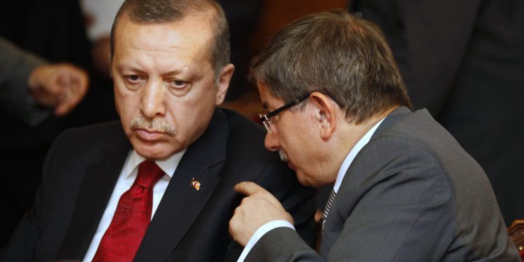داوود أوغلو: أردوغان يعيش في عالم آخر!