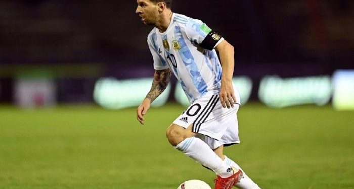 ميسي يذرف الدموع أمام 21 ألف متفرج