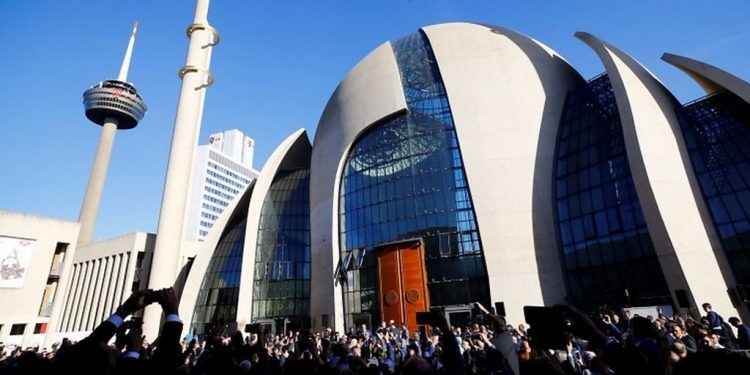 التحقيق مع إدارة مسجد تركي في ألمانيا بتهم الفساد