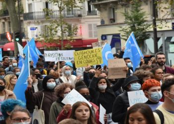 الأيغور يتظاهرون في فرنسا احتجاجًا على ممارسات الصين