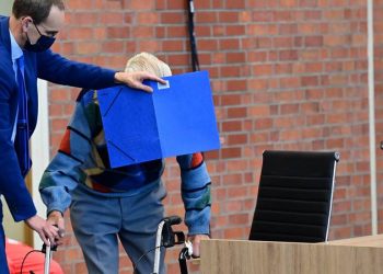 ألمانيا تحاكم حارسا نازيا في سن 100 عام