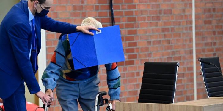 ألمانيا تحاكم حارسا نازيا في سن 100 عام