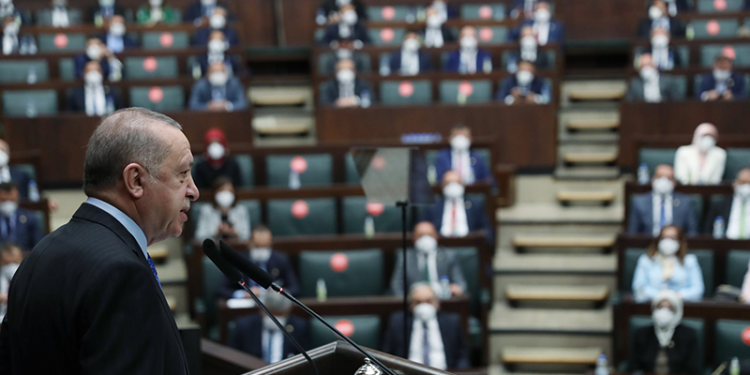 صحفي: حكومة أردوغان عاجزة لذلك تشوه سمعة المعارضة