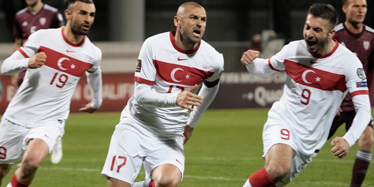 تركيا تفوز على لاتفيا في تصفيات كأس العالم لكرة القدم