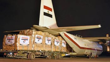 طائرة عسكرية مصرية تنقل مساعدات إنسانية إلى الصومال من الجامعة العربية