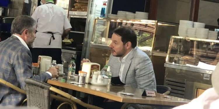 هل يقيل أردوغان وزير المالية ويعين مقربا من صهره؟