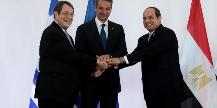 رئيس وزراء اليونان يبعث رسائل إلى تركيا خلال لقاء السيسي