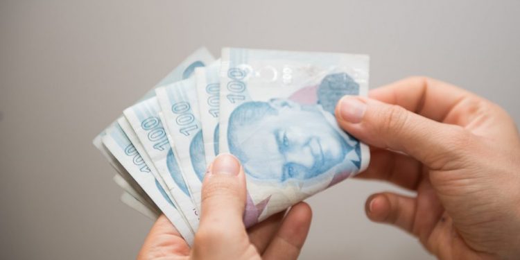 ذوبان الحد الأدنى للأجور في تركيا بنسبة 33%