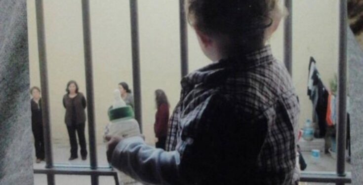 تقرير: الأطفال المرافقين لأمهاتهم بالسجون التركية في أوضاع سيئة