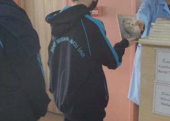 لم يحظ باهتمام الأتراك.. تخفيض سعر كتاب أردوغان وتوزيعه مجانًا!