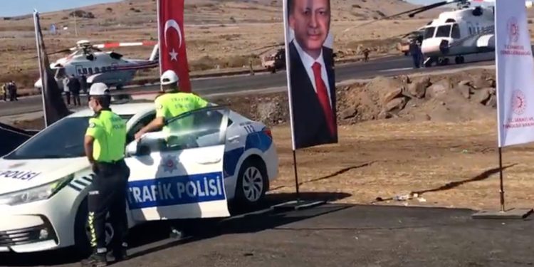 جيش مصغر.. مروحيات وسفن حربية تصاحب أردوغان في زيارة سريعة