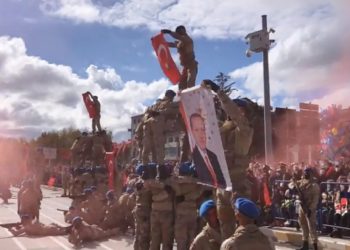 ردود فعل غاضبة على رفع صور أردوغان في عيد تركيا