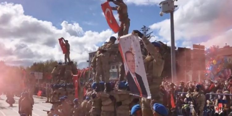 ردود فعل غاضبة على رفع صور أردوغان في عيد تركيا