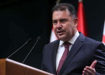 رئيس وزراء قبرص التركية يعتزل العمل السياسي بعد فضيحة مدوية