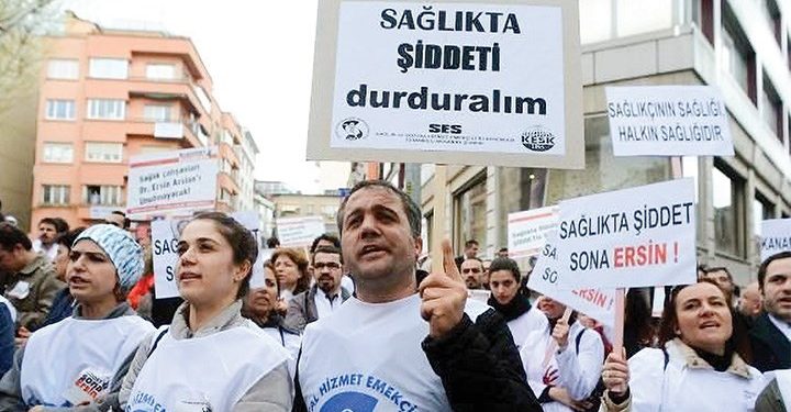 تركيا.. العاملون بالخدمات الصحية: “لا نريد الموت”