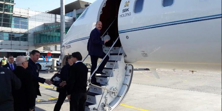 بالصور.. وزير داخلية تركيا يستقل طائرة رجل أعمال متهم بغسيل الأموال