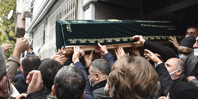 تركيا.. تشييع جنازة الشاعر سيزاي قاراقوتش بحضور رسمي