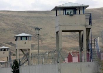 تركيا… اعتداء على سجين كردي أثناء اتصاله بوالدته!