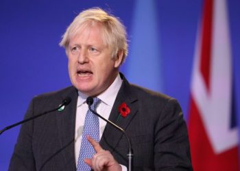 متظاهرون يحرقون دمية على هيئة رئيس الوزراء البريطاني في “لندن”