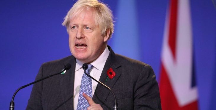 متظاهرون يحرقون دمية على هيئة رئيس الوزراء البريطاني في “لندن”