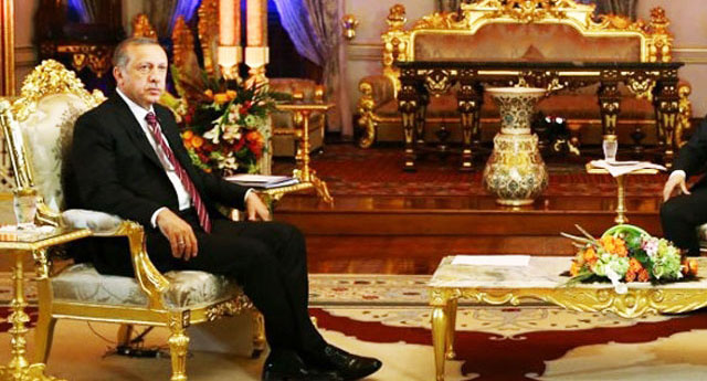 مسؤول يزعم بساطة قصر أردوغان رغم إنفاق الملايين يوميا