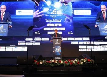 وزير مالية تركيا يشيد بالاقتصاد بينما الليرة تسجل انخفاضًا قياسيًا