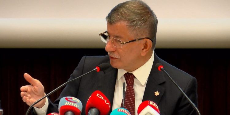 أحمد داود أوغلو مخاطبًا حزب أردوغان: سترحلون وسنأتي نحن