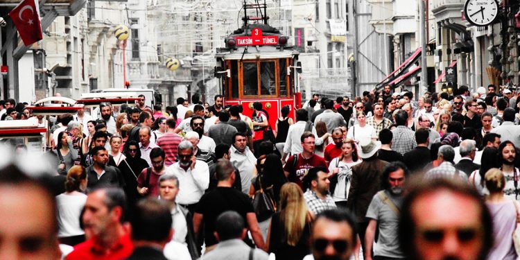 لكسب الانتخابات.. حكومة أردوغان تخطط لرفع الحد الأدنى للأجور وخفض الضرائب