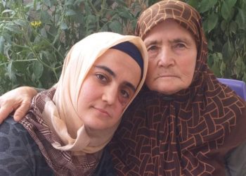 والدة معتقلة مصابة بالسرطان: ابنتي فقدت أسنانها وتعيش على الحقن