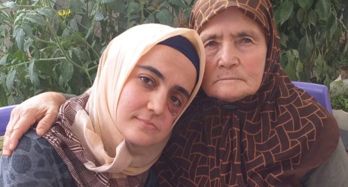 والدة معتقلة مصابة بالسرطان: ابنتي فقدت أسنانها وتعيش على الحقن