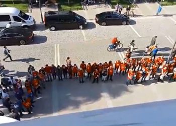 محتجون يديرون ظهورهم لوزير داخلية تركيا