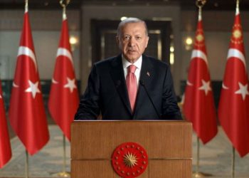 أردوغان يعترف لأول مرة بوجود أزمة في تركيا ويطلب العون