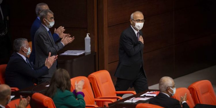 هل يستقيل وزير المالية التركي لطفي علوان؟