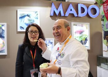 صاحب سلسلة حلويات تركية يمنع فاعلية للأيغور خوفا من الصين