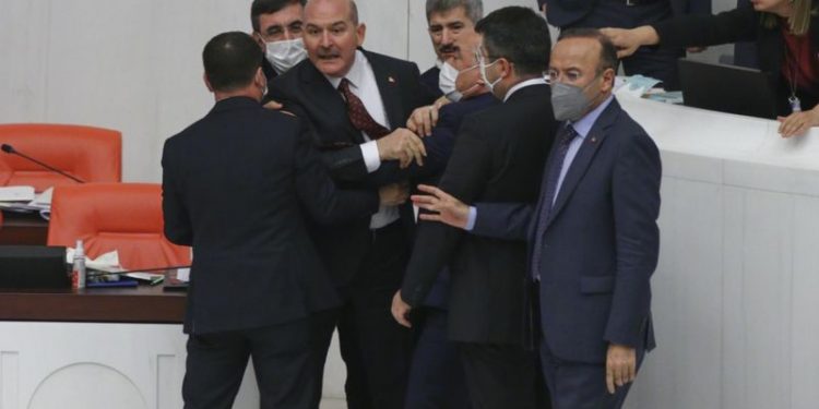 وزير داخلية تركيا يهدد برلمانية كردية