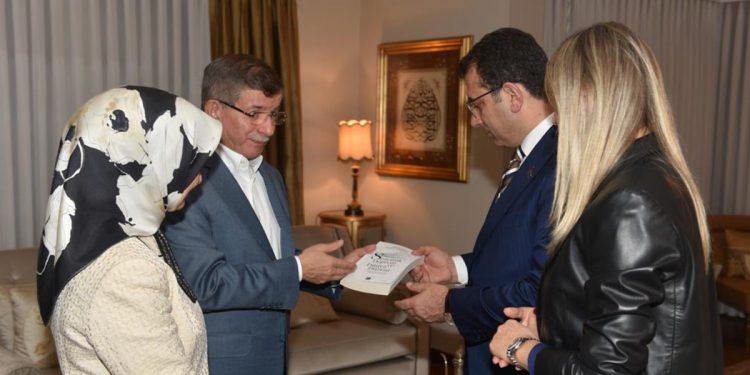 عمدة إسطنبول يزور أحمد داود أوغلو في منزله