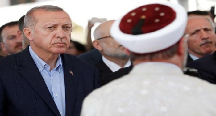 الشؤون الدينية التركية تصنف خطوة أردوغان لدعم الليرة بأنها “حرام”!