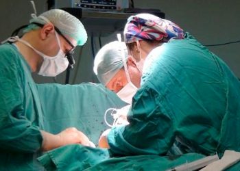 عيادات تركية تُجري جراحات “محظورة” للأطفال