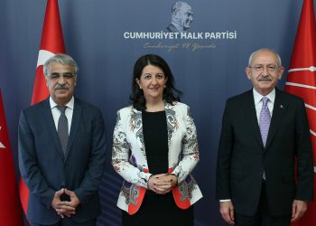 قادة الحزب الكردي والشعب الجمهوري يؤكدون ضرورة الحوار المشترك