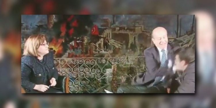 تركيا.. ردود فعل واسعة على صفع صحفي بارز لمصور خلال بث مباشر