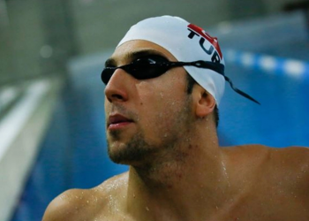 السباح التركي إمري ساكتشي يسجل رقمًا قياسيًا عالميًا جديدًا