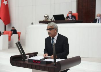 زعيم الحزب الكردي يدعو البرلمان لمناقشة قضية الانتخابات المبكرة