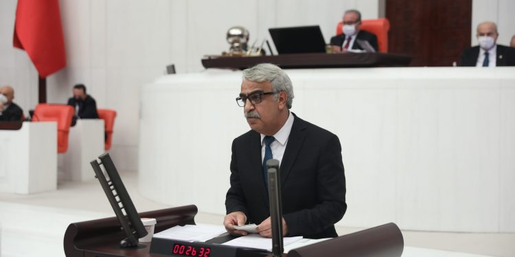 زعيم الحزب الكردي يدعو البرلمان لمناقشة قضية الانتخابات المبكرة