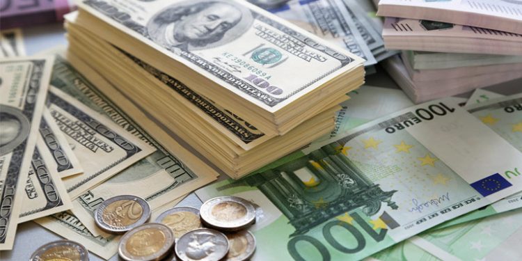 تركيا.. إقبال على العملات الأجنبية في ظل تراجع الليرة