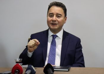 باباجان: التذبذب الحاد في الاقتصاد التركي خطير