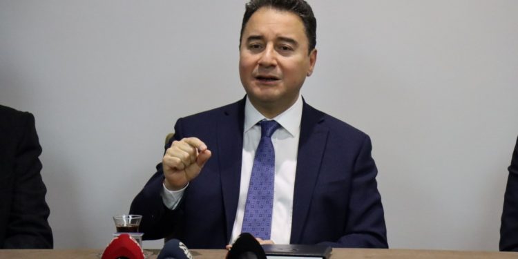 باباجان: التذبذب الحاد في الاقتصاد التركي خطير