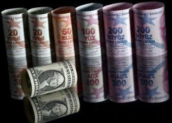 المونيتور: تراجع الليرة يُسعد المصريين