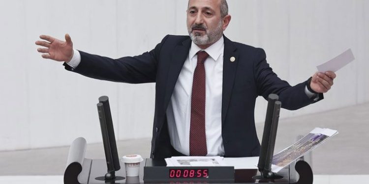 برلماني تركي لأردوغان: إذا كنت تبحث عن الجاحدين فانظر في المرآة!